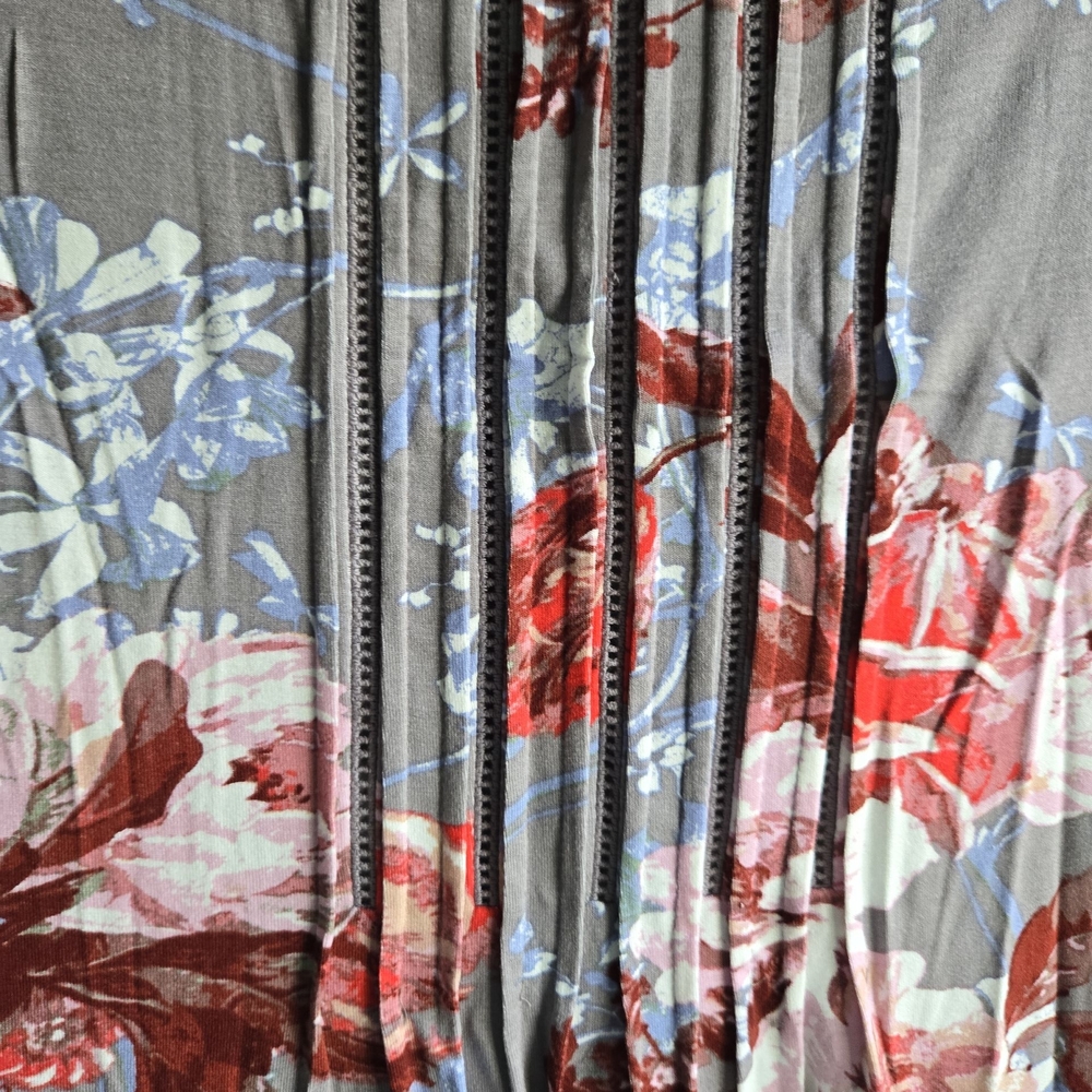 Daniel Rainn Floral Gray and Red Women's Top - Picture 3 of 4